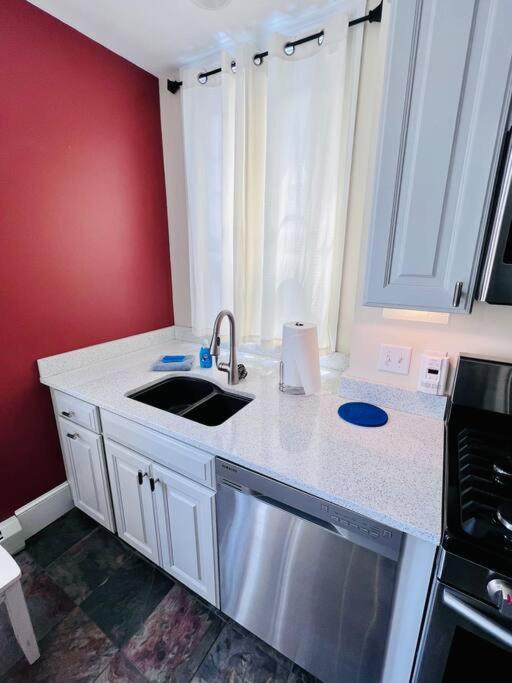 Historic Corner Apartment With Patio & Off Street Parking Portland Exterior foto
