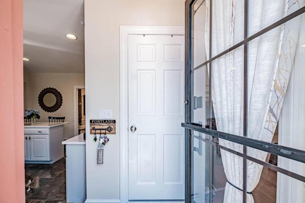 Historic Corner Apartment With Patio & Off Street Parking Portland Exterior foto